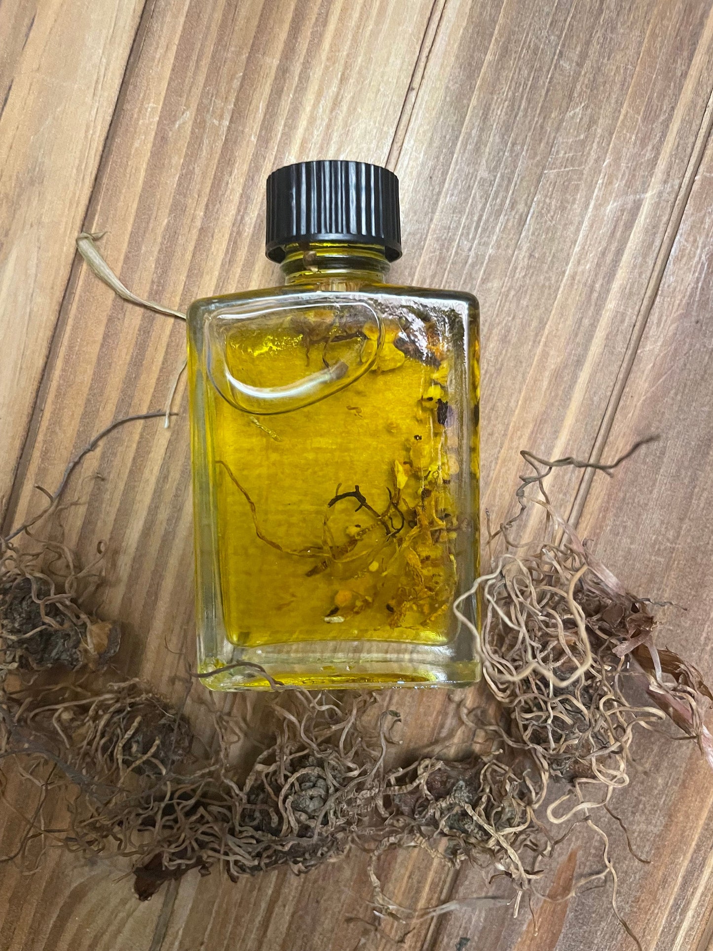 Beth Root Oil (Dixie John or Southern John Oil) - A Conjure Oil for attracting a lover, getting married, increasing luck, and protection against evil.